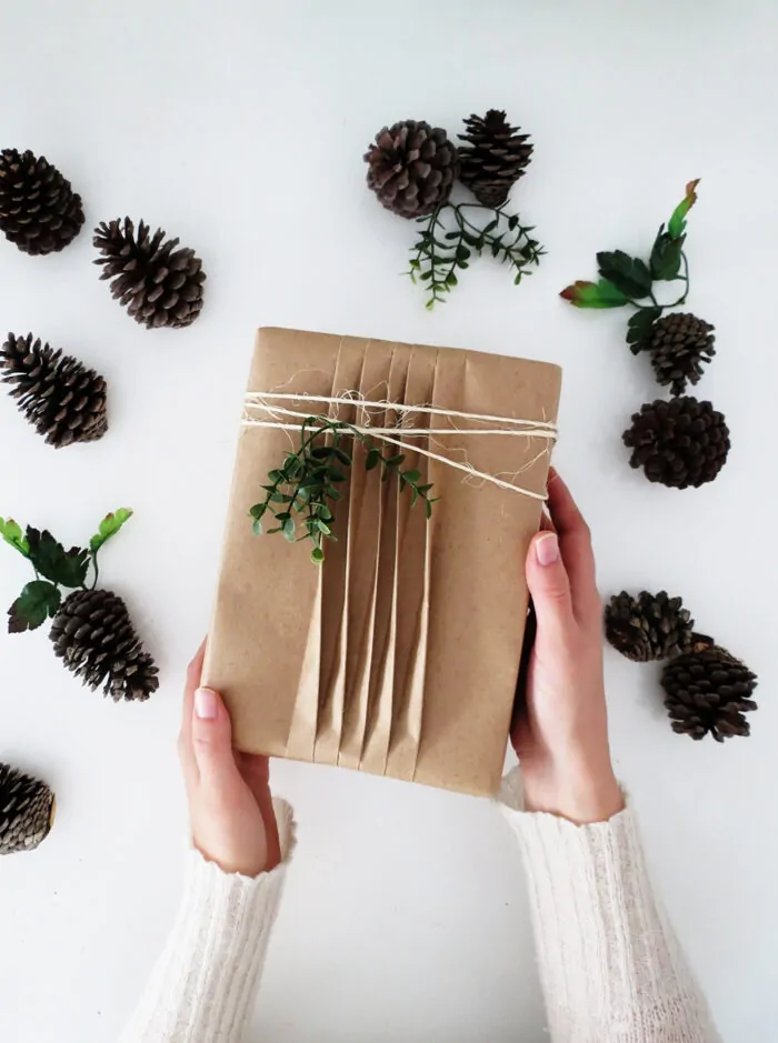 3 ideas to wrap gifts with bown paper
