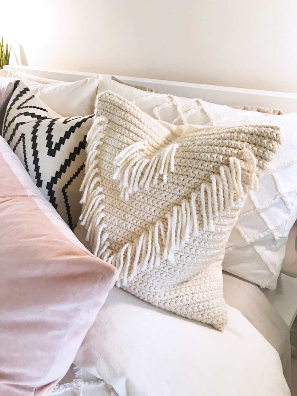 diy crochet pillow with fringes