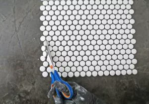 how to make a backsplash using penny tiles