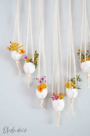 Make a wall hanging with eggshelld