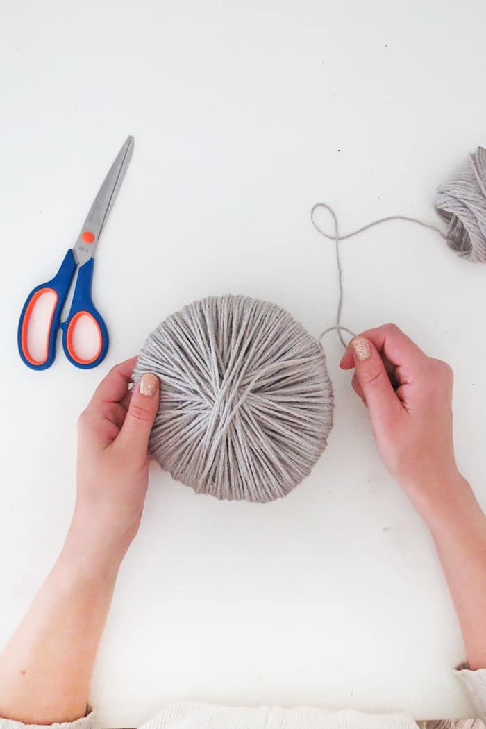 how to wrap yarn to make large pom poms