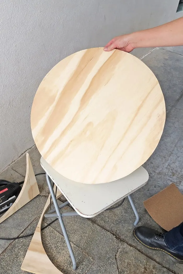 Cut the top of the diy round coffee table