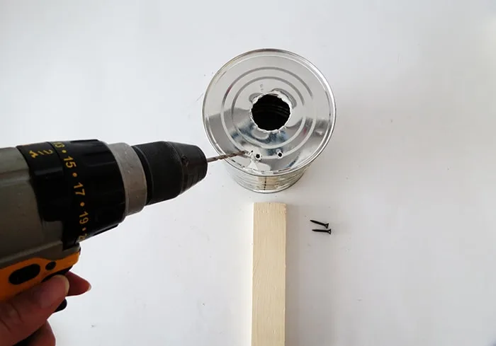 DIY desk lamp made with a can