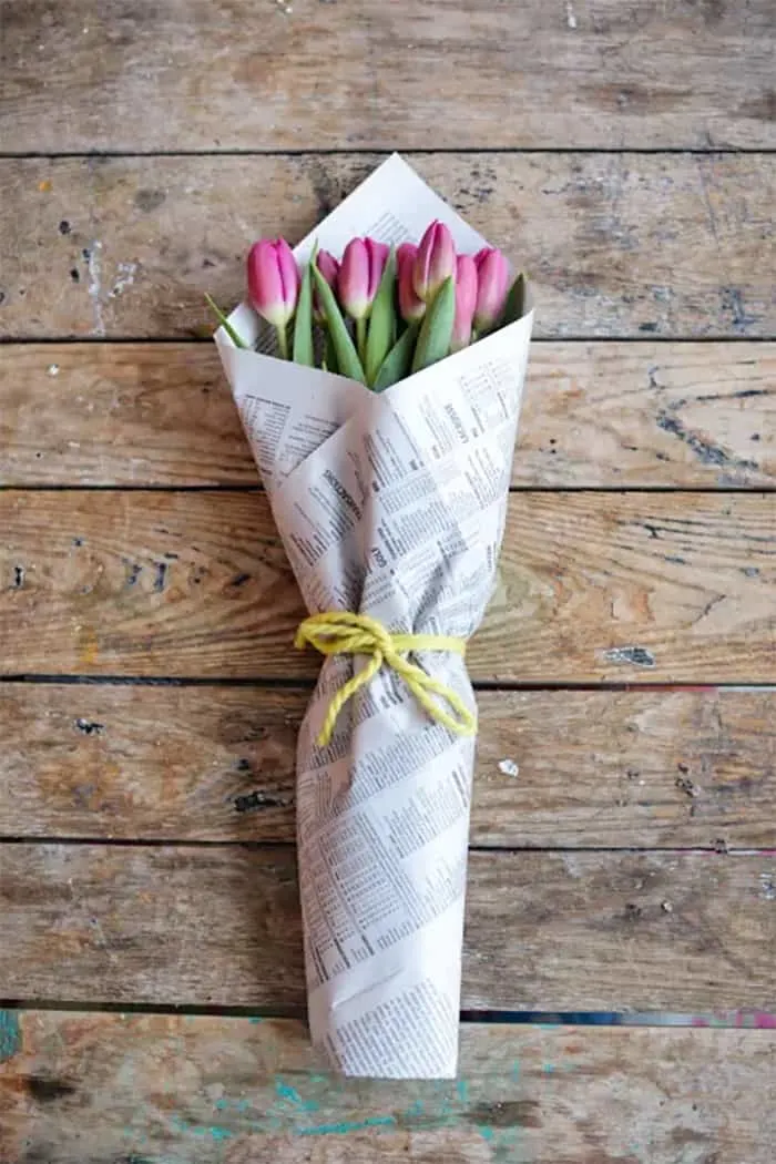 Wrap flowers with newspapers 
