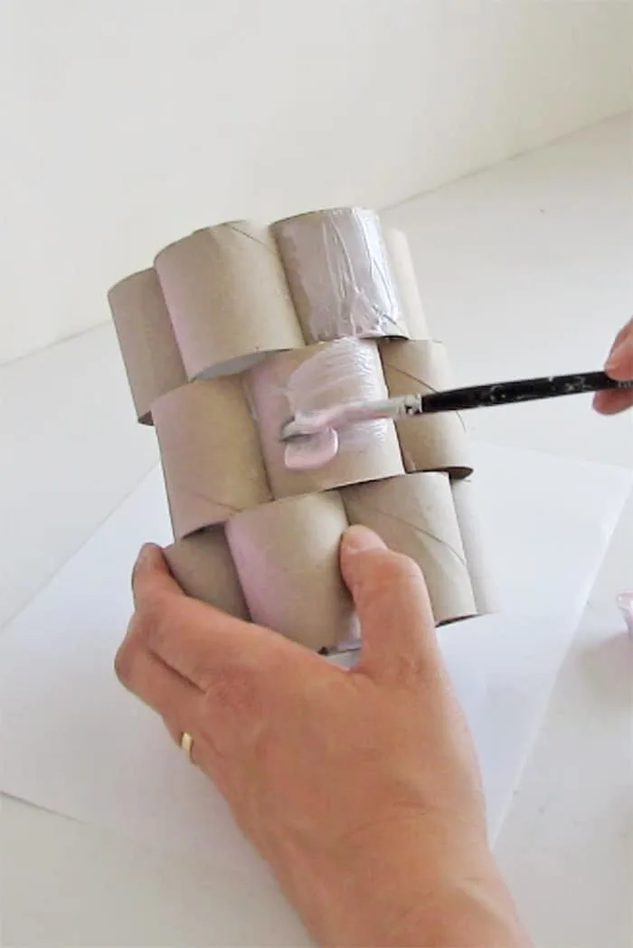 make a flower vase with cardboard