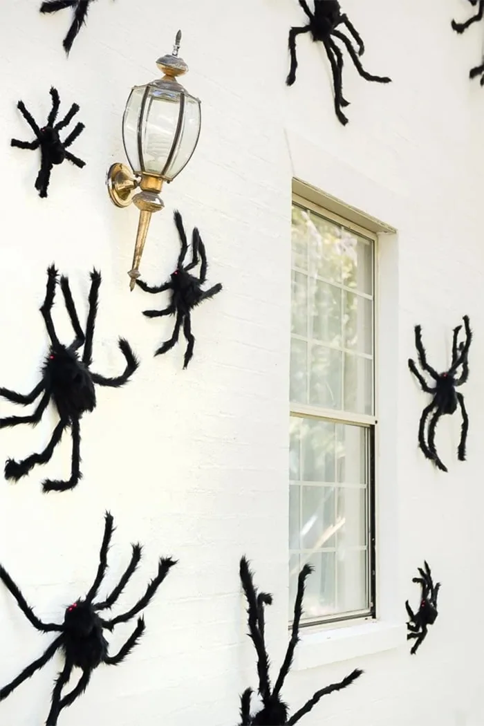 DIY spider Halloween outdoor decor