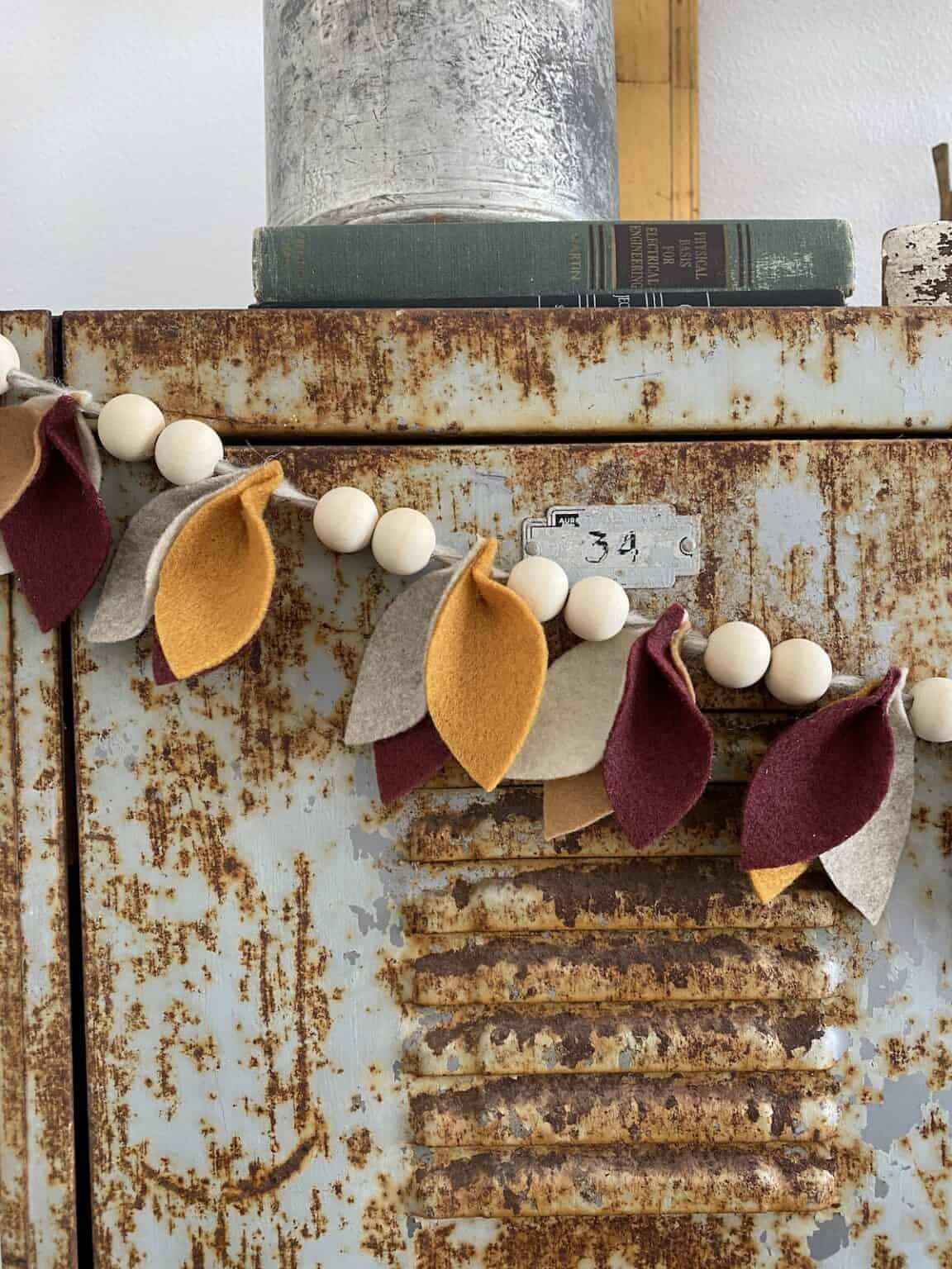 Easy Fall felt garland DIY