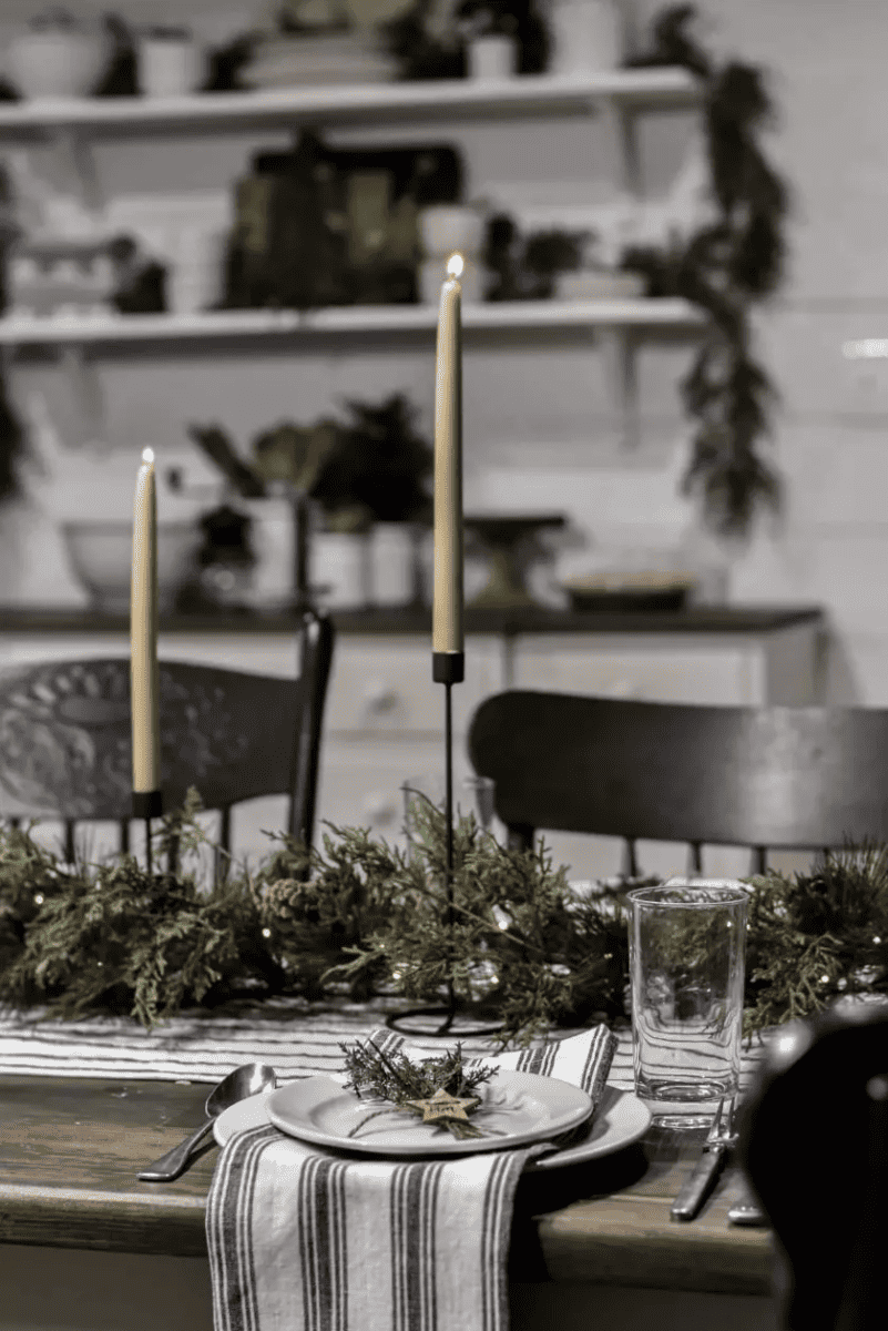 30 Unique Christmas Table Runner Ideas to Wow Your Guests