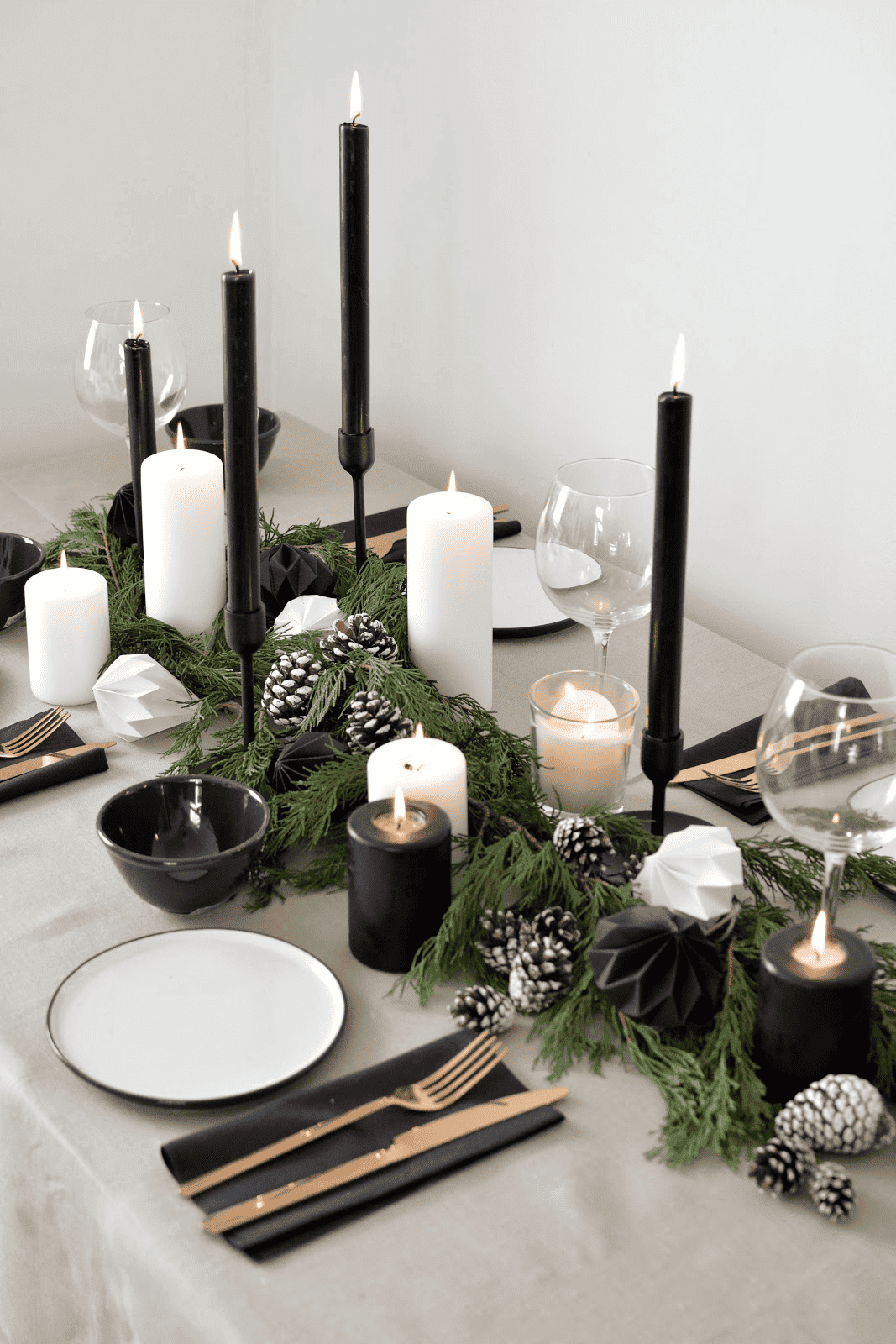 black and white christmas table inspiration