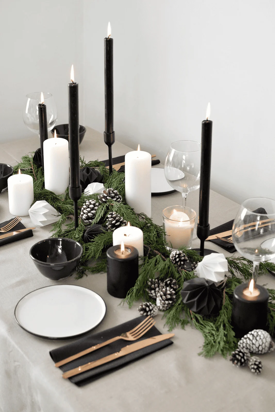 black and white christmas table inspiration