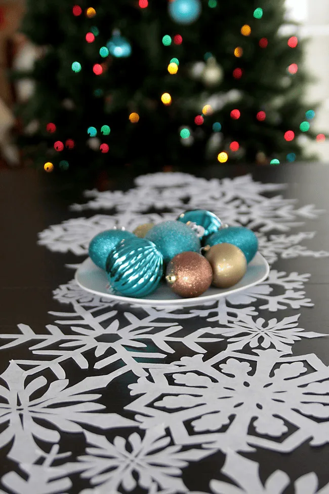 diy snowflakes table runner