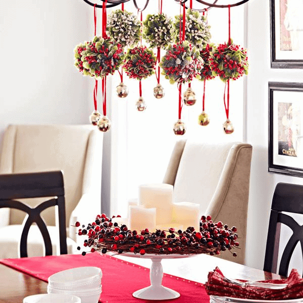 Hanging berries and mistletoe 