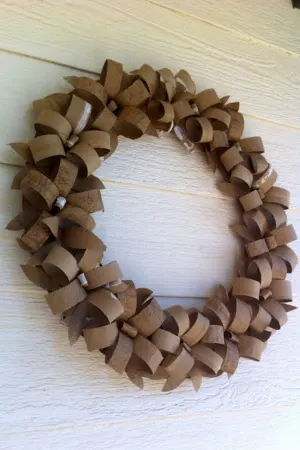 make a wreath with paper rolls