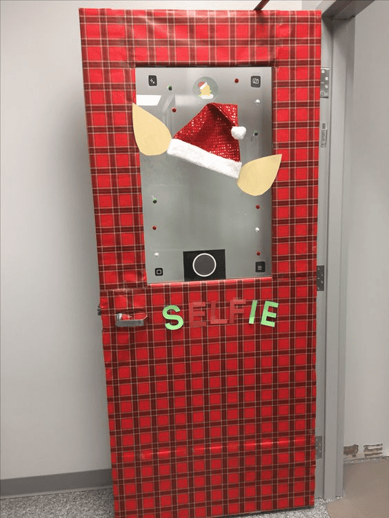 selfie christmas door