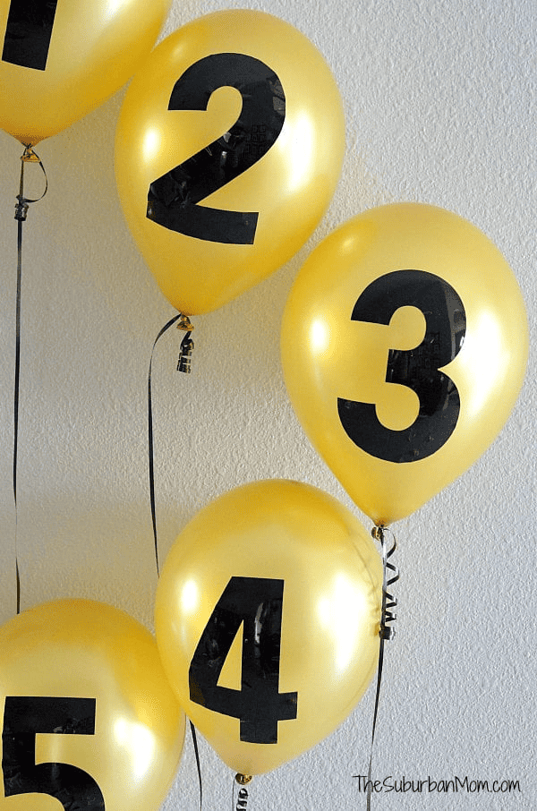 New year´s eve balloon clock