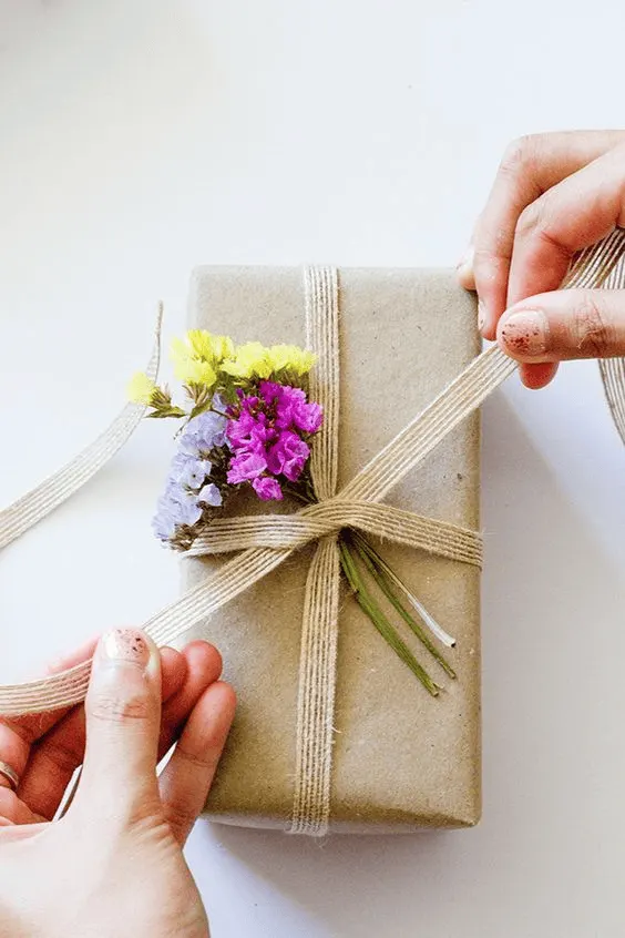 gift topper with dried flower
