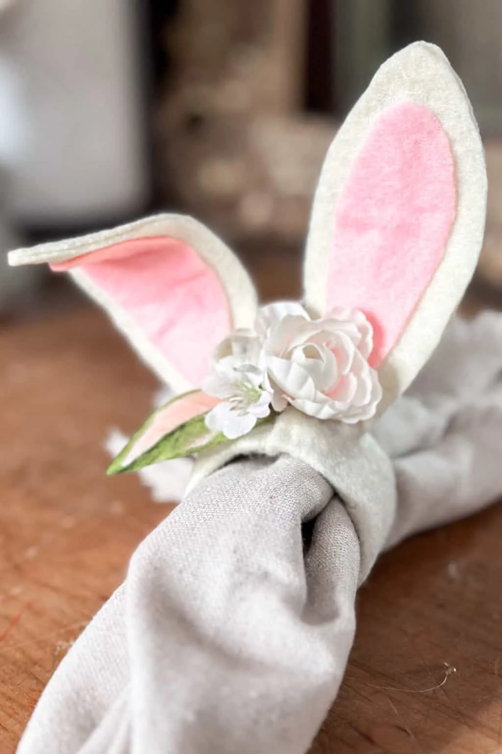 easy to make bunny ears napkin ring