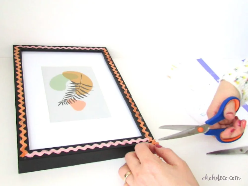 decorating a photo frame with rickrack