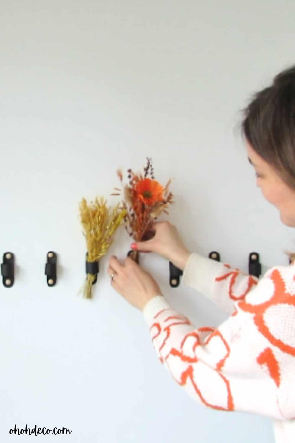 display dried flower decor on the wall 