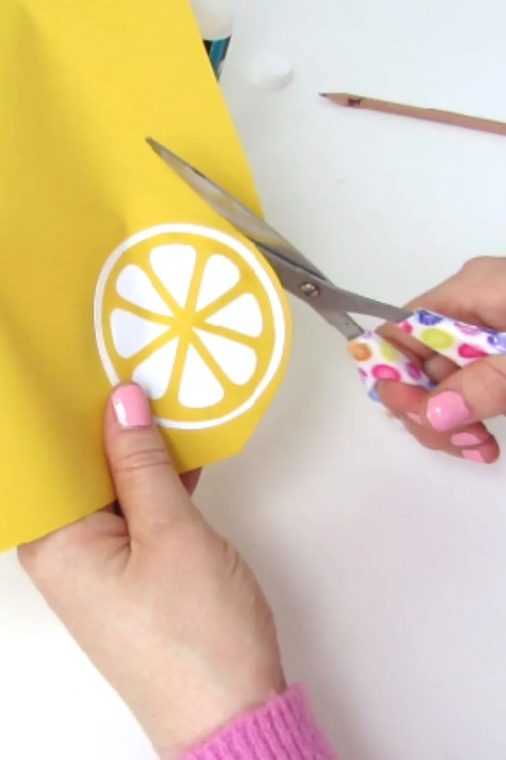 cut the paper to make the lemon slice