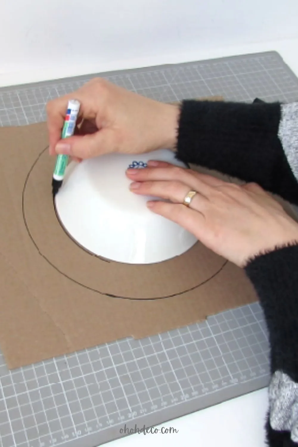 make a cardboard base for the paper wreath