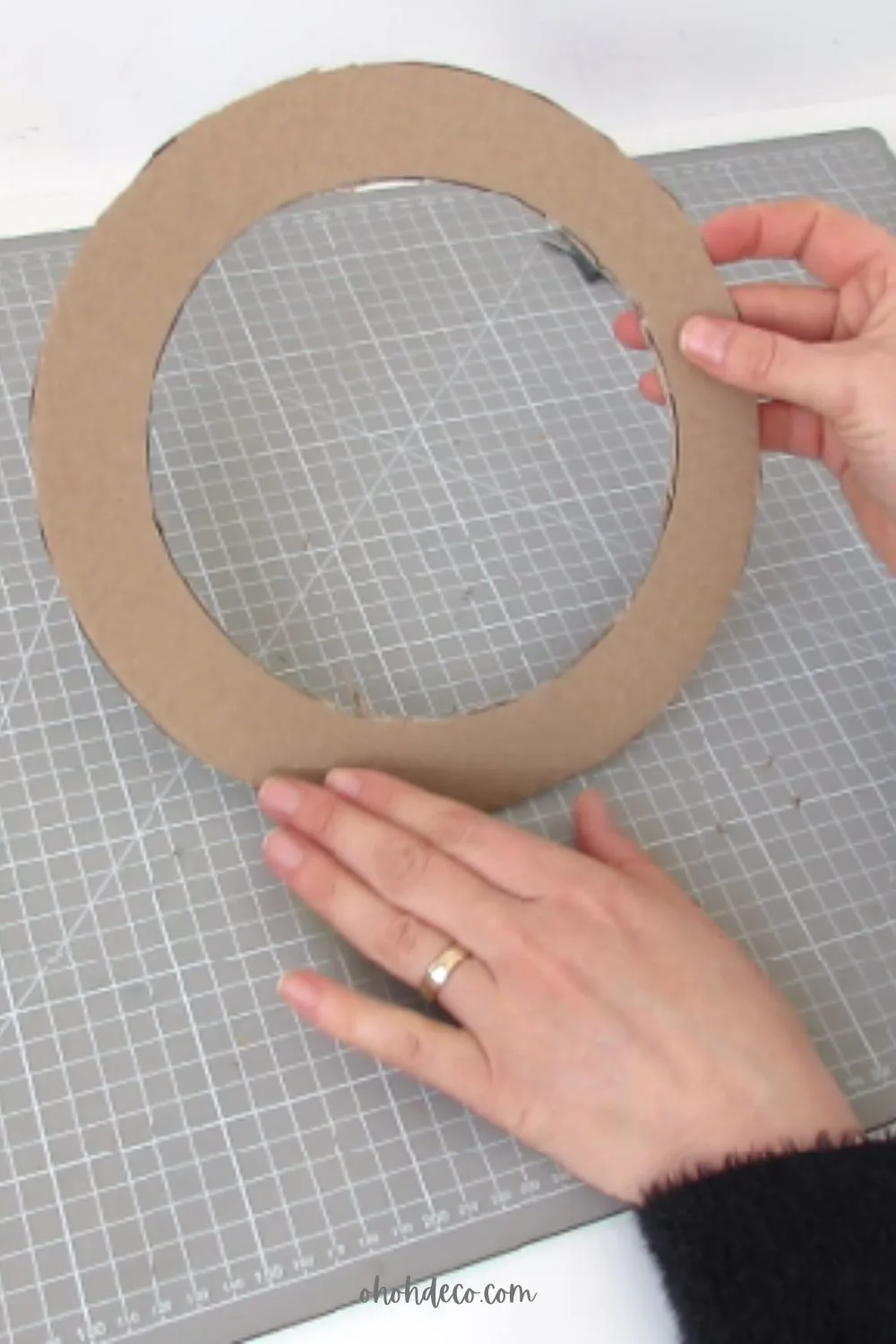 diy paper wreath with cardboard base