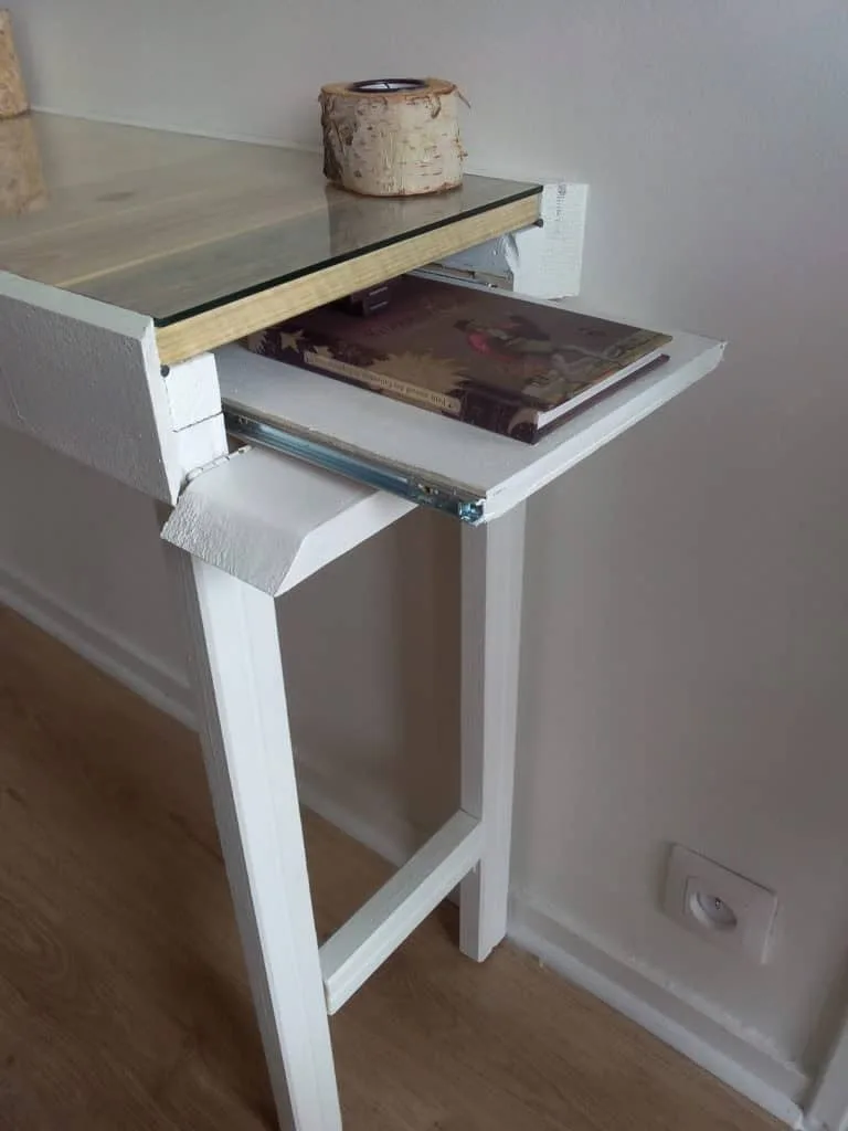 build a table with hidden drawer