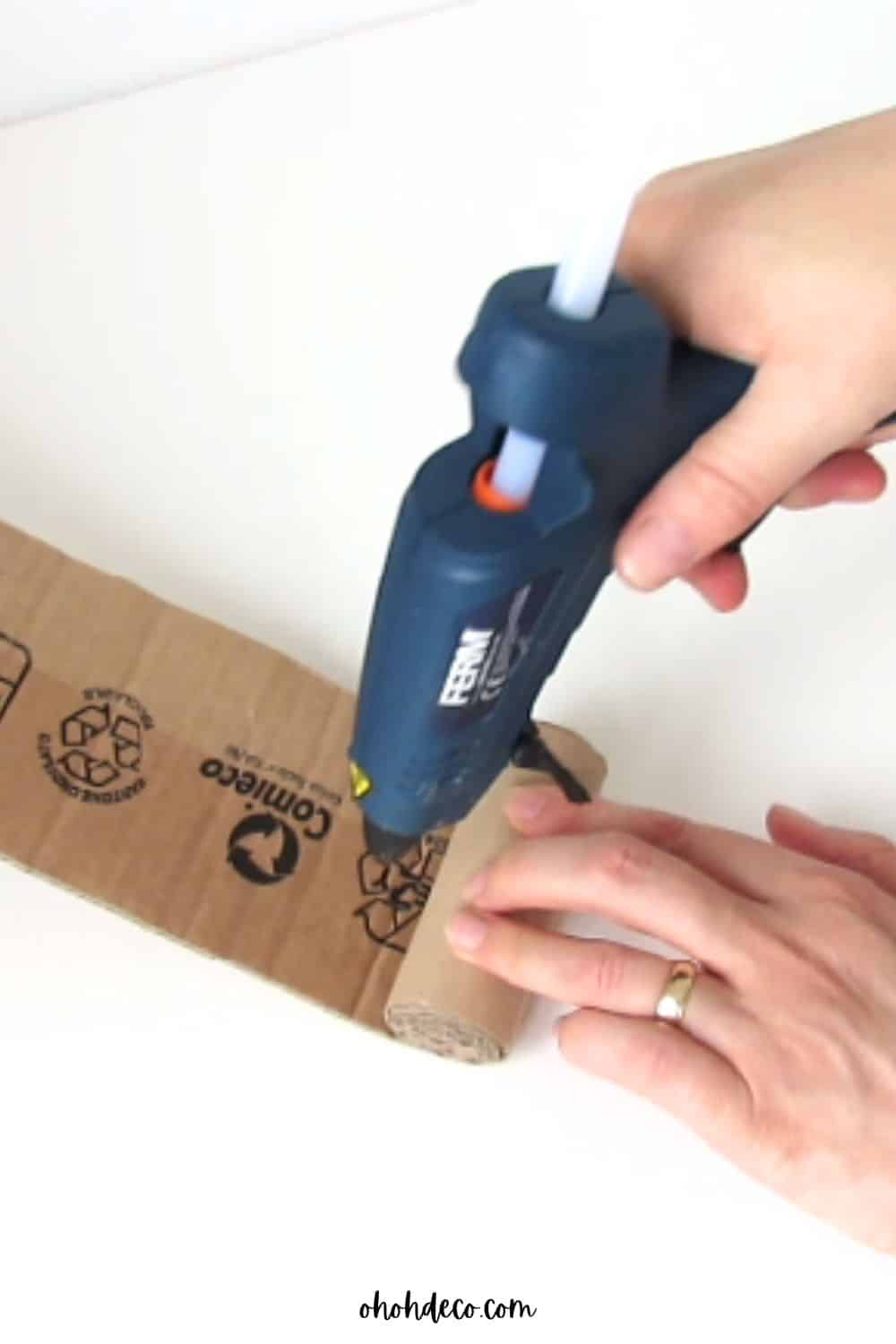 roll the cardboard to make the lamp base