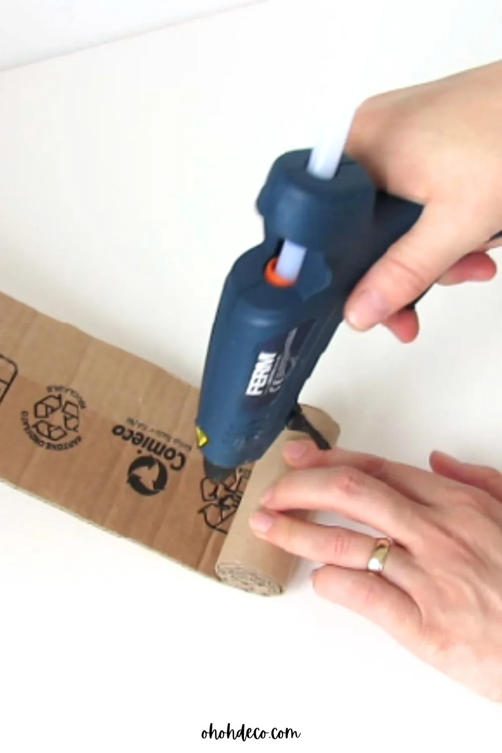 roll the cardboard to make the lamp base