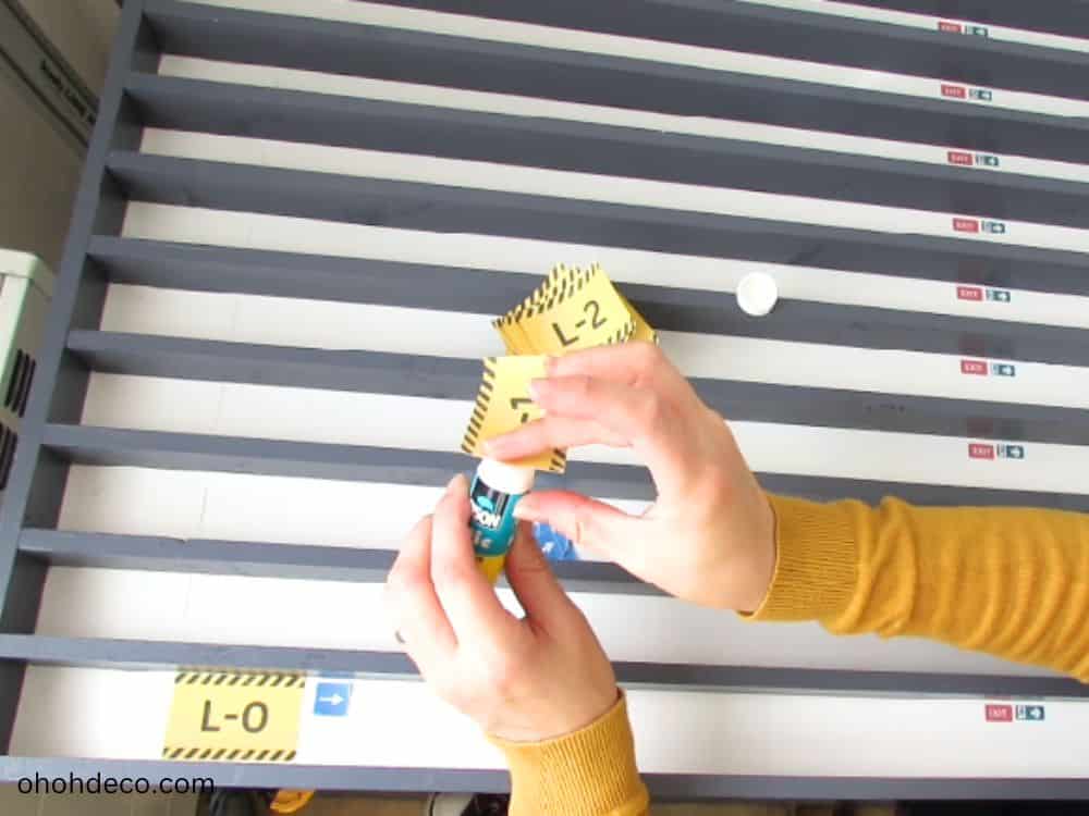 decorate the toy car display shelf