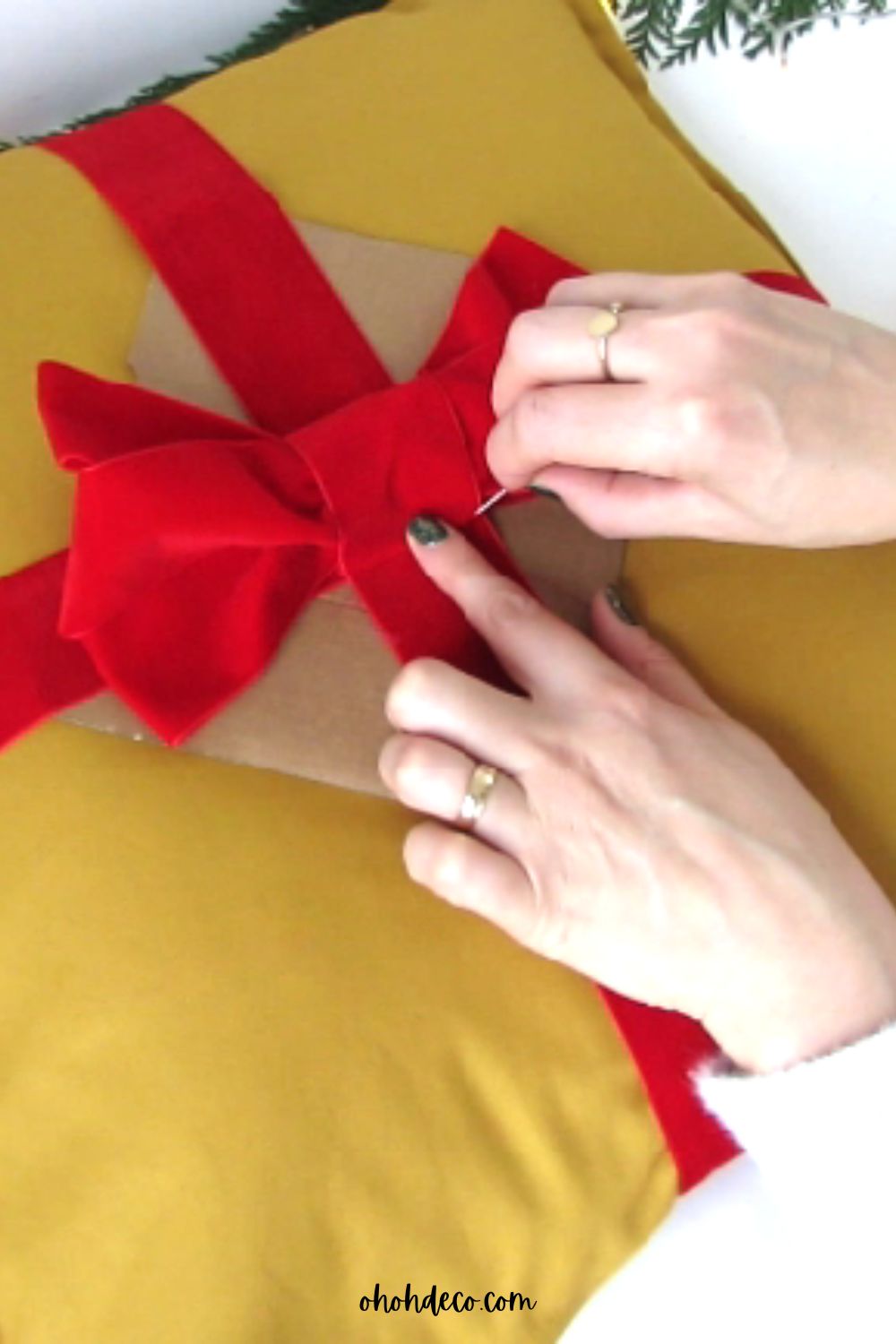 Coser el arco en la almohada