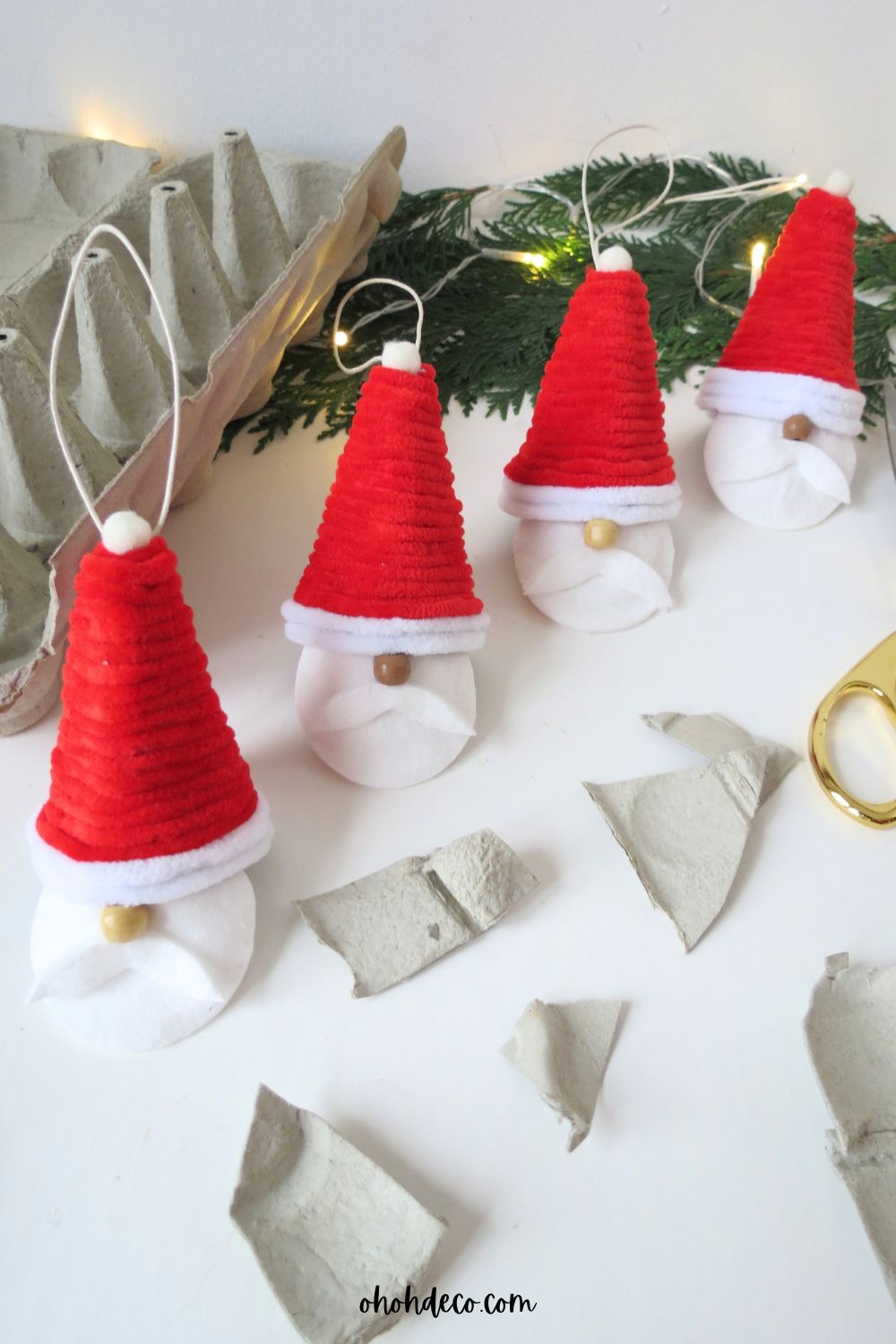 Santa adornos hechos de cartón