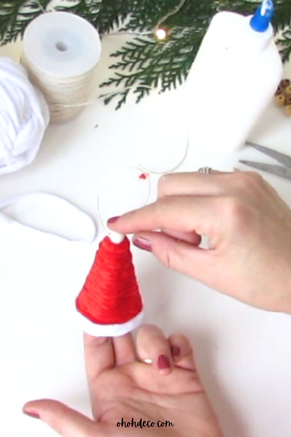 Pegue una pompaja en el sombrero de Navidad