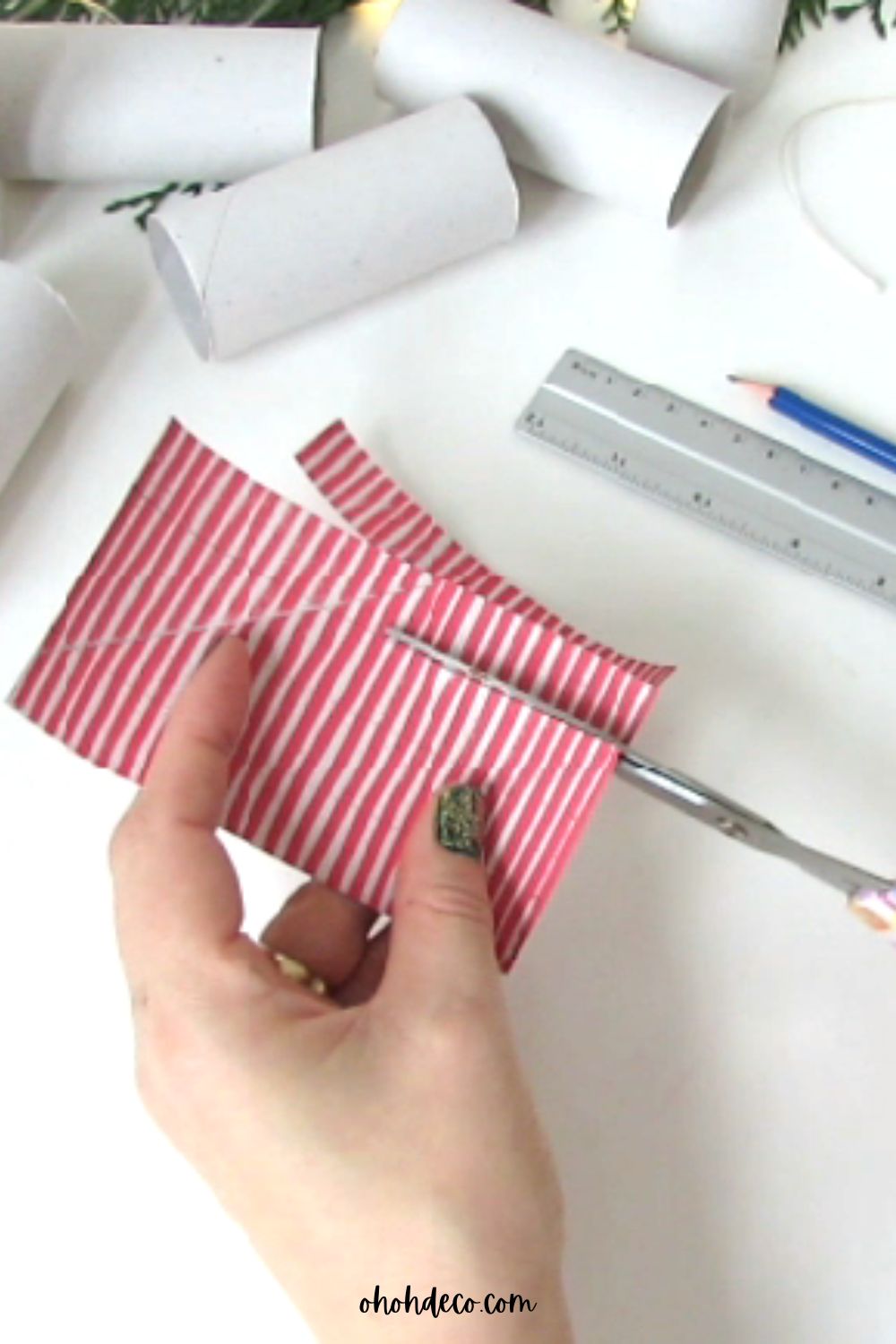 Corta el rollo de papel en tiras