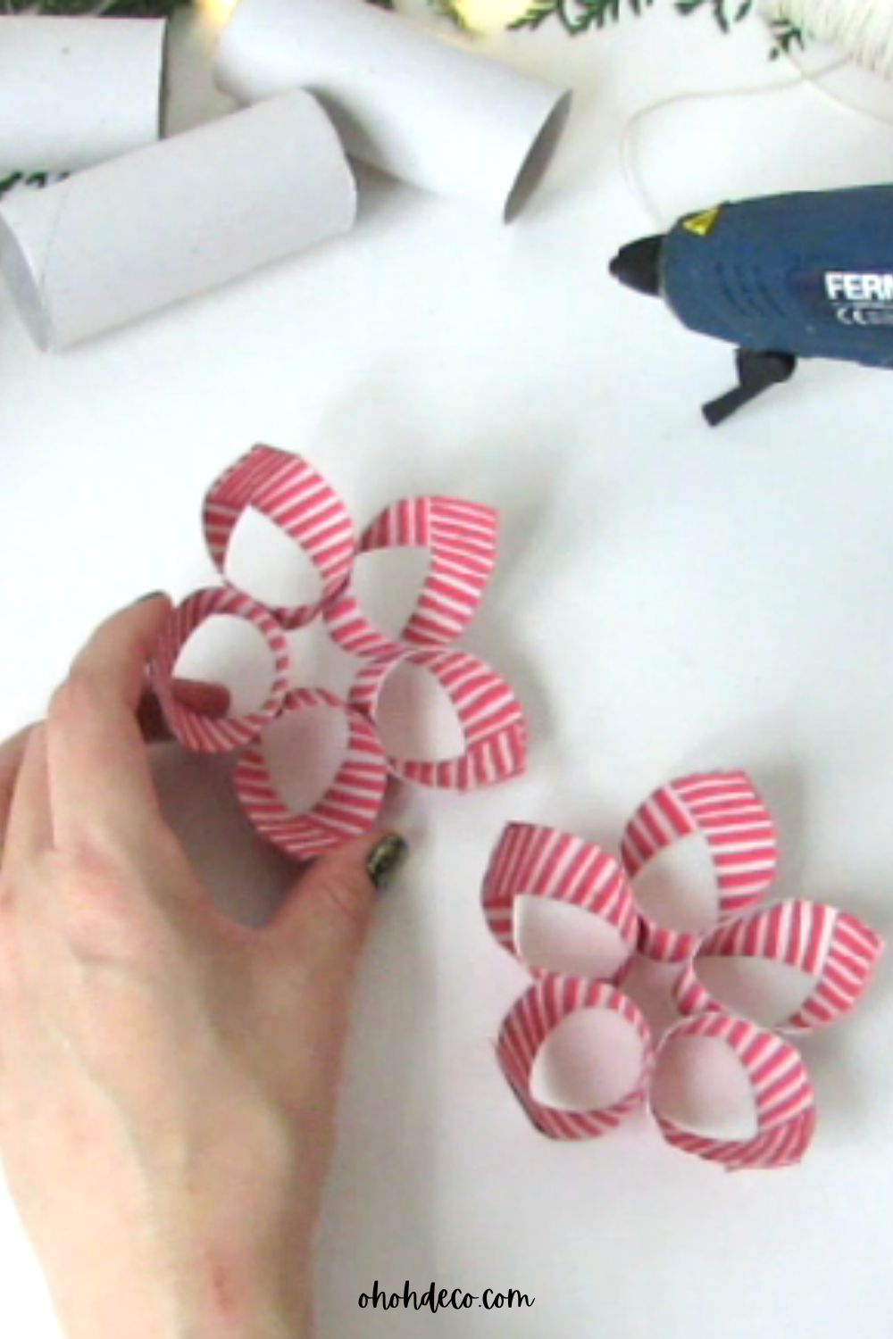Hacer dos formas de flores con el rodillo de papel