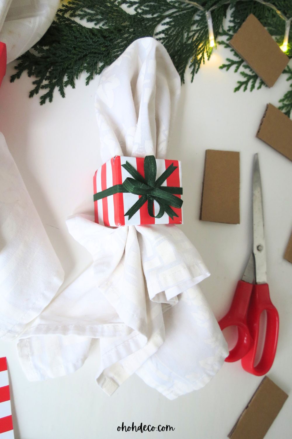 Cómo hacer un anillo de servilleta de Navidad