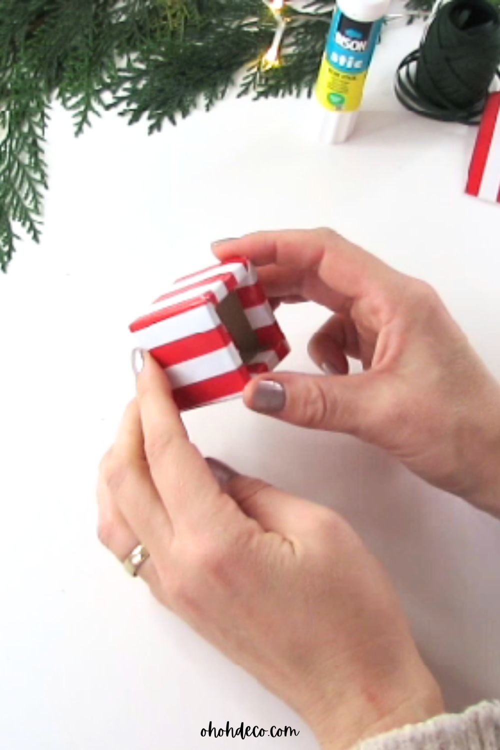 Cubra el anillo de servilletas de Navidad