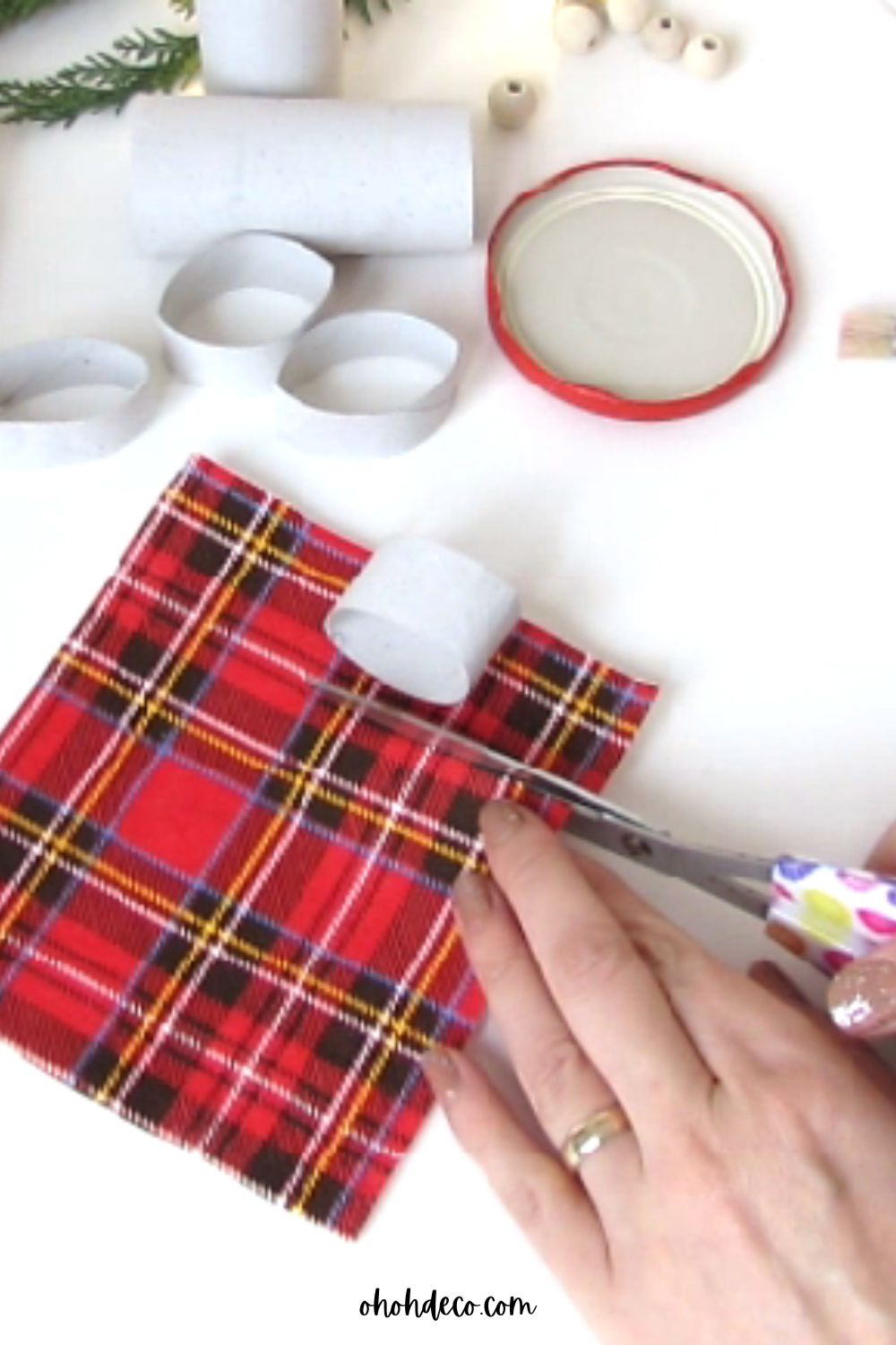 Cortar las servilletas de papel