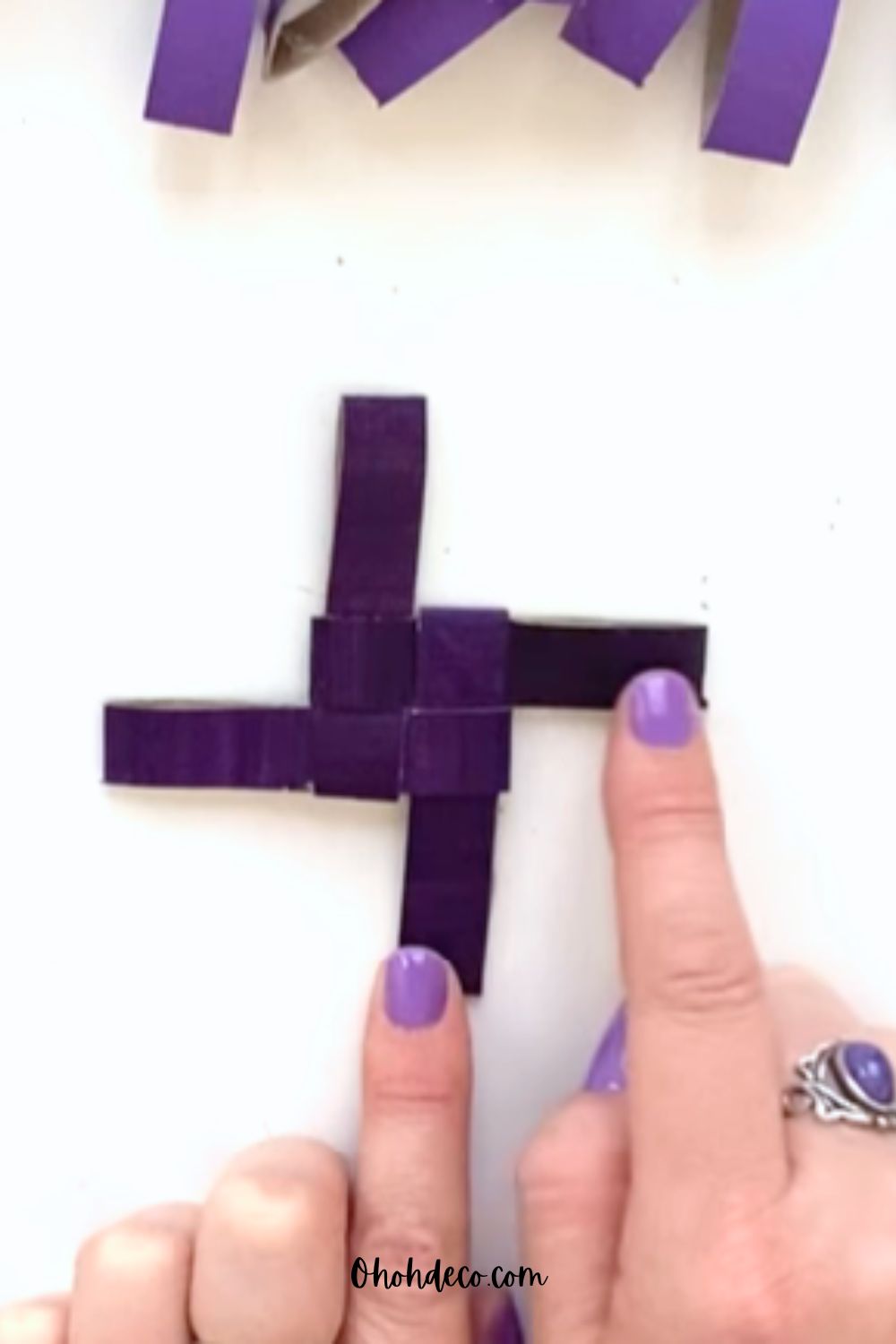 weave the toilet paper roll ring to make a basket