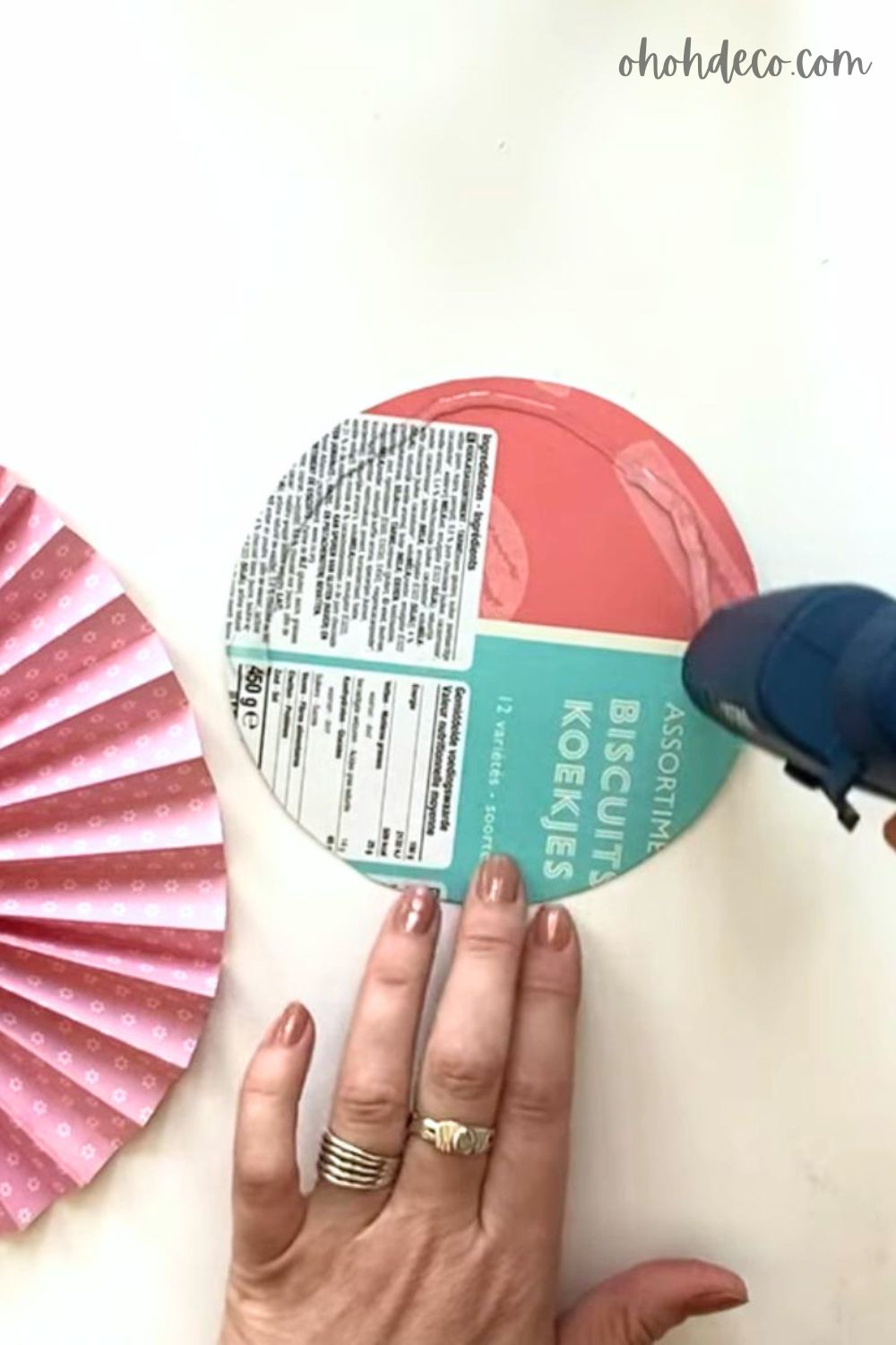 glue the diy paper medal